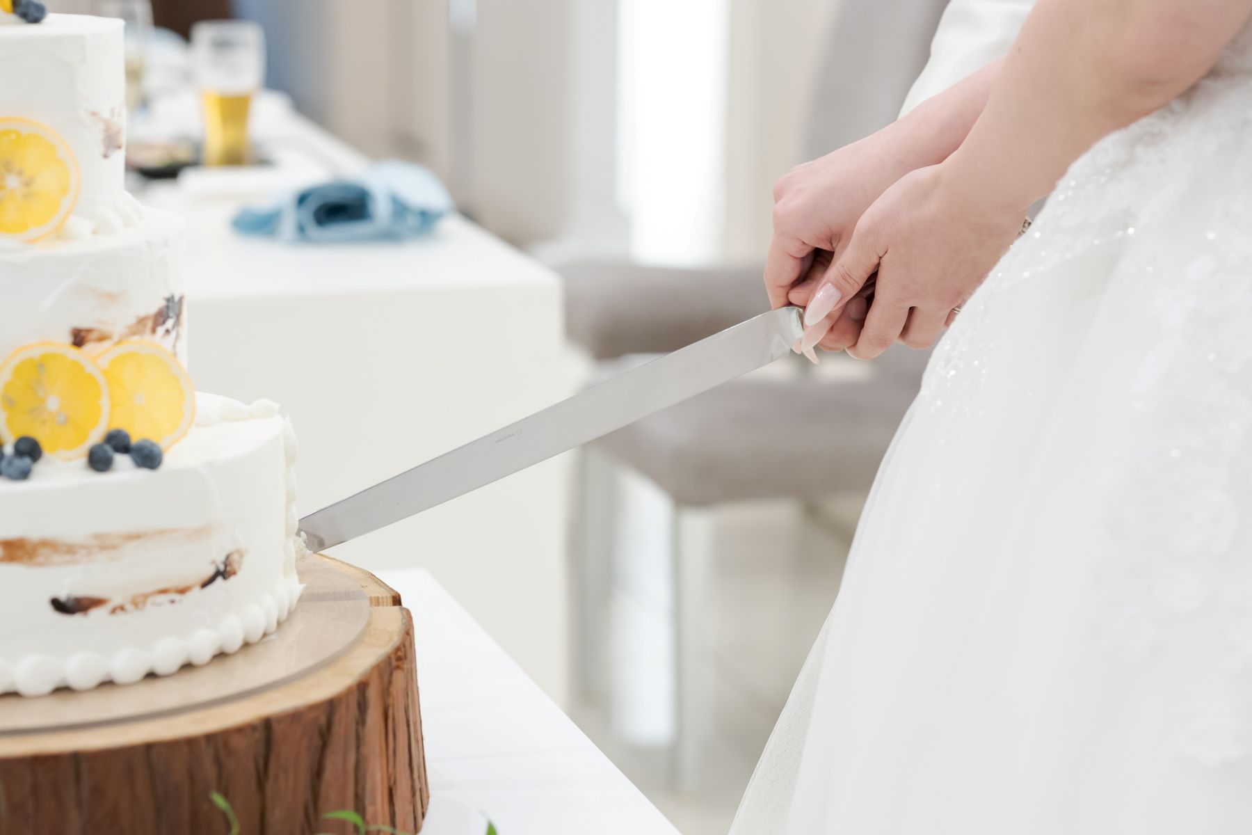 「初めての共同作業」のケーキ入刀。この瞬間は「未来を切り開く」誓いの証です。軽井沢産の素材を使った、お二人オリジナルのウェディングケーキで、祝福のシャッターチャンスを。