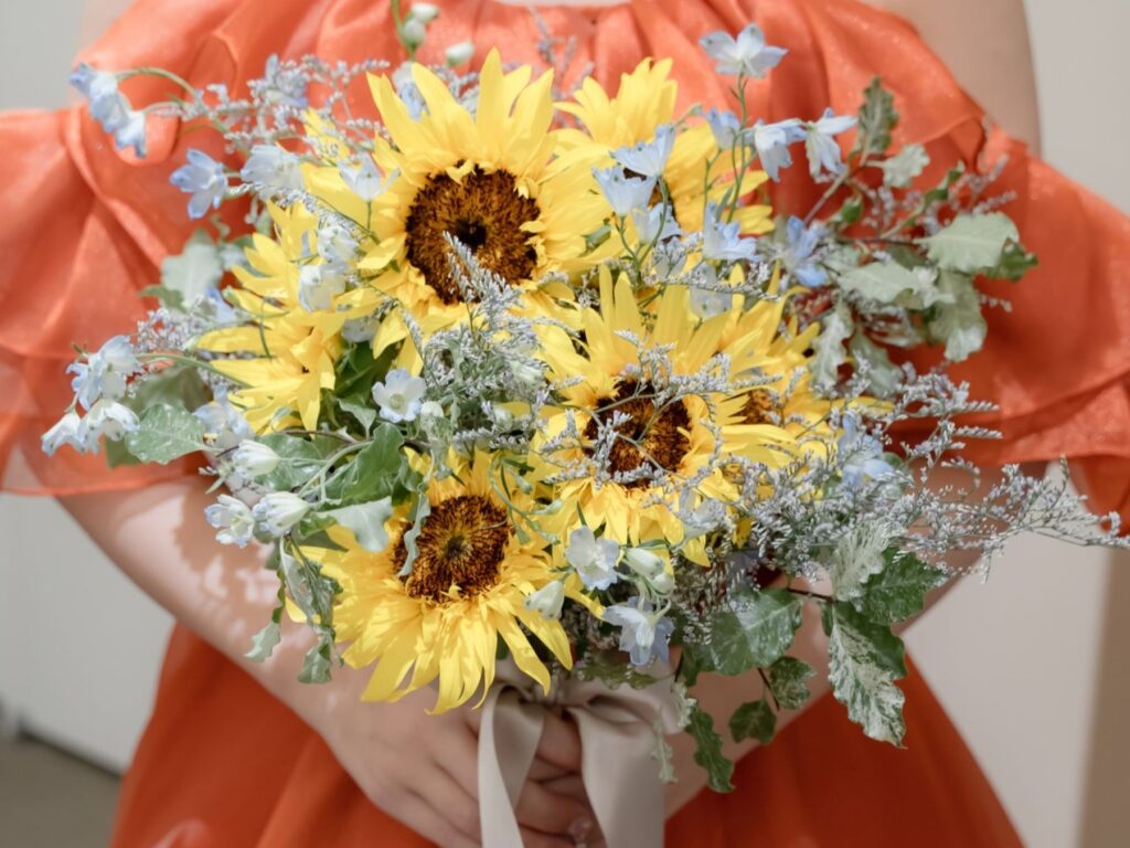 鮮やかなブーケが彩る結婚式の感動を胸に、いよいよ結婚後の手続きへ。特に婚姻届の入手方法や提出は大切です。軽井沢での幸せな時間と共に、抜け漏れなく手続きを済ませるための情報をご紹介します。