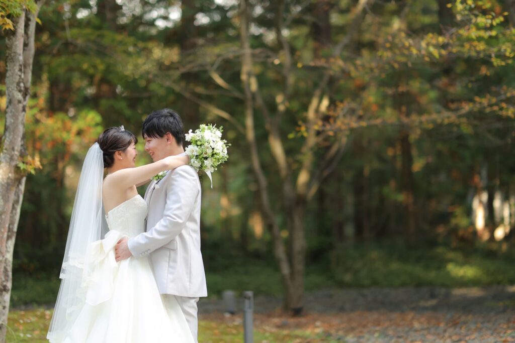 花言葉は「愛の誓い」。可憐なブーケが彩るアネーリ軽井沢での軽井沢ウェディング。季節の花々に囲まれ、心温まる一日を叶えます。