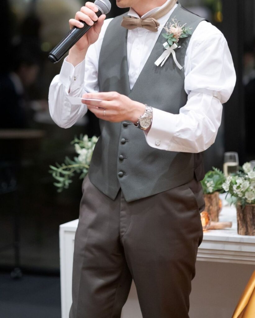 ジャケットを脱いだベスト姿もおしゃれに。シルバーやライトグレーのベストは軽井沢の自然光に美しく映え、リラックスしたリゾート感と品格を両立させます。