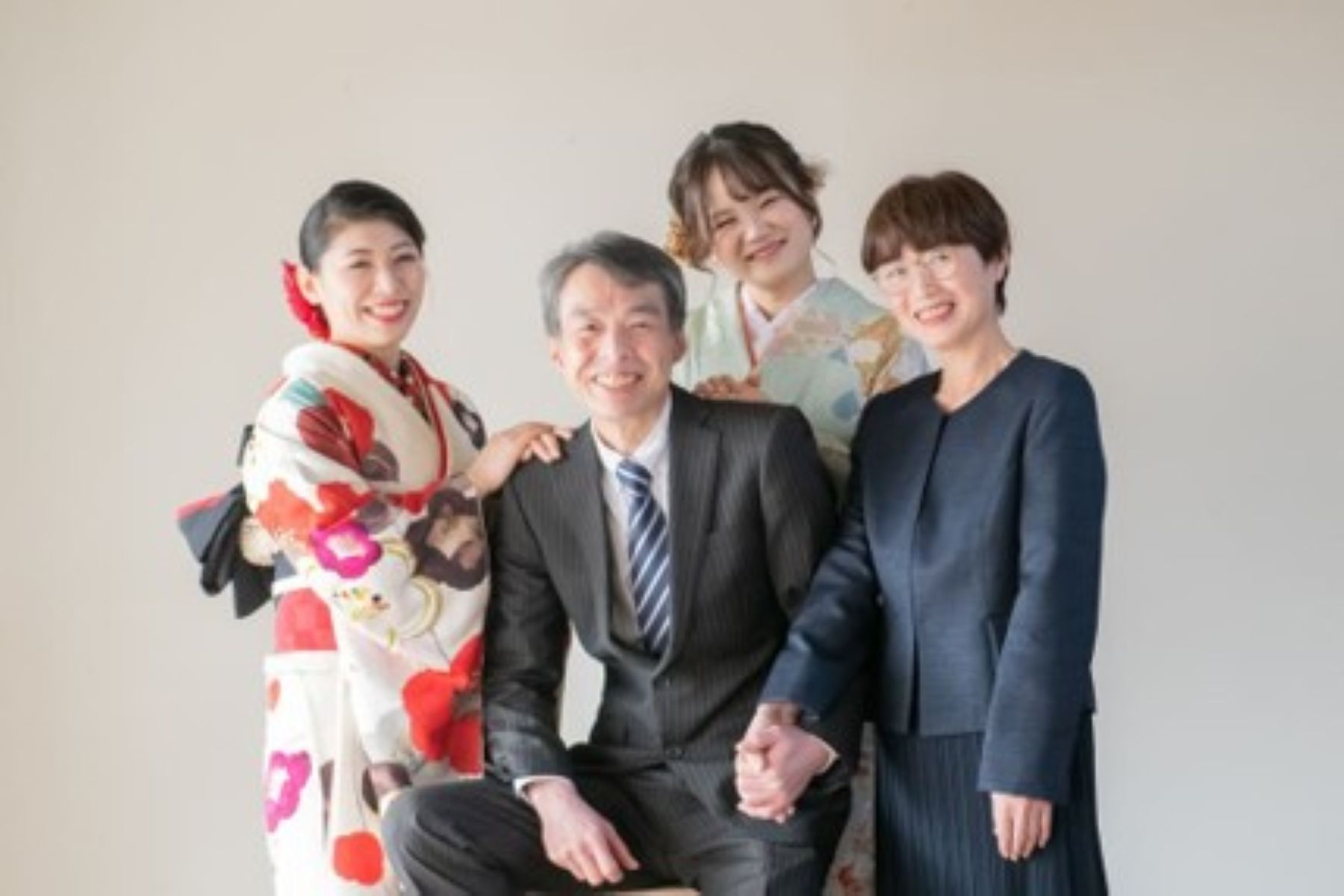 家族の温かい絆を感じられる顔合わせ写真。アネーリ軽井沢では、大切な一日を和やかに迎えられる空間と丁寧なおもてなしで、心に残る時間をサポートいたします。