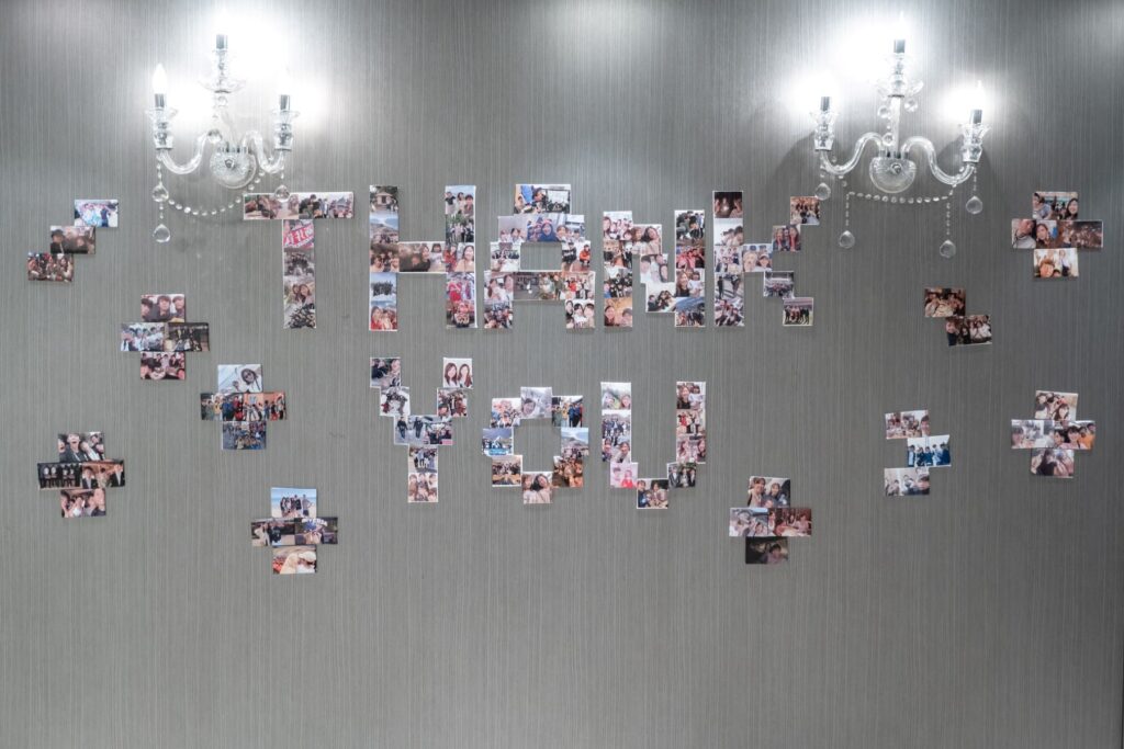 思い出の写真で彩る“THANK YOU”ウォールが感謝を伝える特別な空間に。アネーリ軽井沢で心に残る結婚式を演出します。