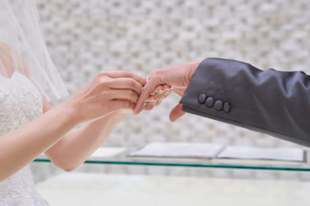 ゲストの笑顔を近くで感じられるアットホームな結婚パーティーは、軽井沢ウェディングに最適。自然光が注ぐ開放的な空間で、ゲストとの距離が縮まるひとときを。パーティー形式の特徴や魅力、気になるポイントを徹底解説。