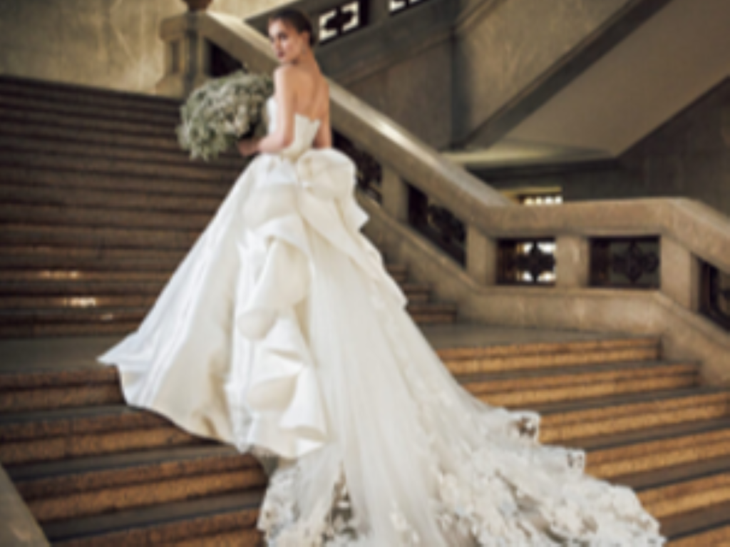 トレーンの美しいドレスは、階段やバージンロードでのバックスタイルを華やかに演出。レンタルか購入か、運命の一着に出会うための選び方を軽井沢のウェディングプランナーがサポートします。