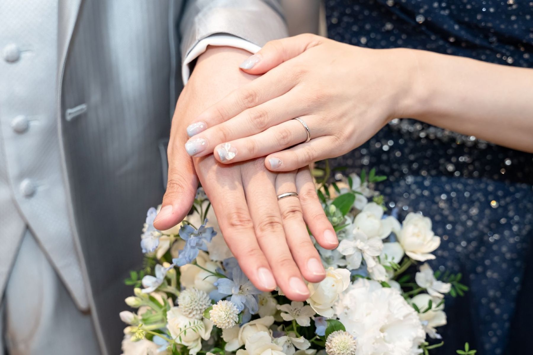 指輪を重ねて、永遠の愛を誓い合ったおふたり。女性からのプロポーズで、感動が深まることも。お互いの想いを結婚指輪に込めて、軽井沢で最高のスタートを。逆プロポーズのタイミングや素敵な演出をご紹介！