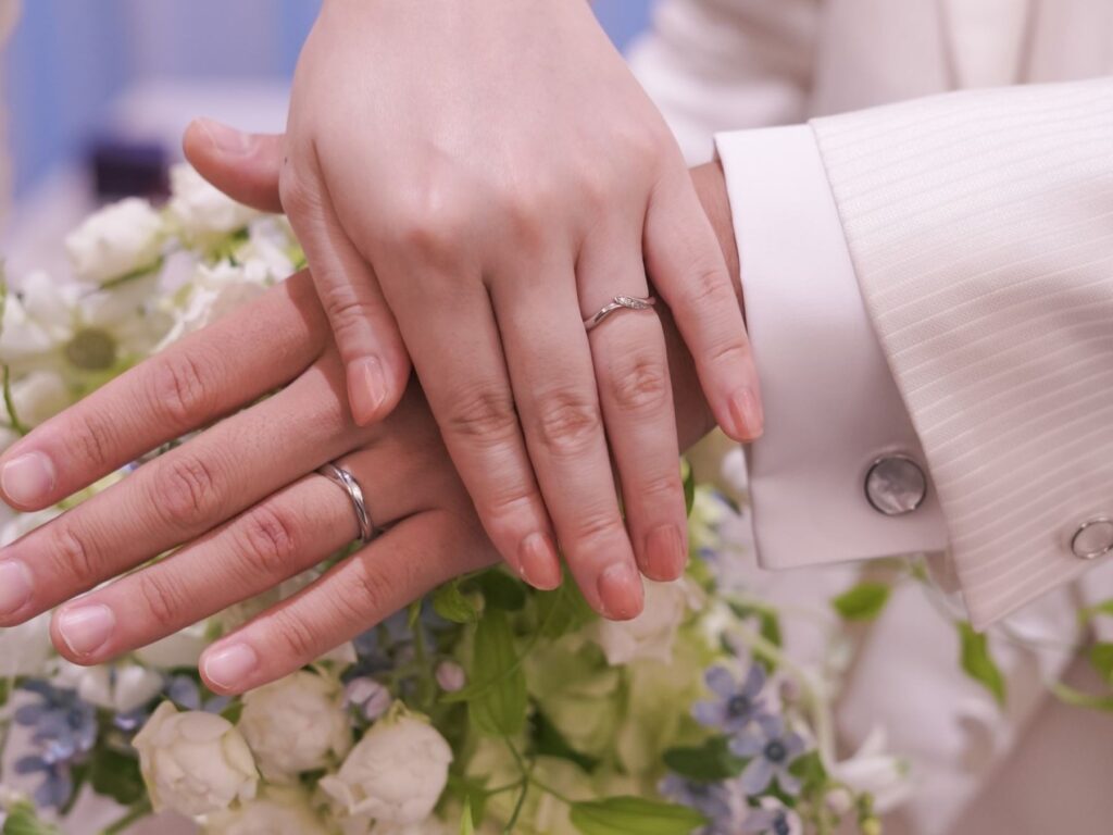 軽井沢での誓いの瞬間に輝く結婚指輪。その輝きを長持ちさせるための日頃のお手入れと保管方法はとても重要です。大切な愛の証をいつまでも美しく保つ秘訣を公開！
