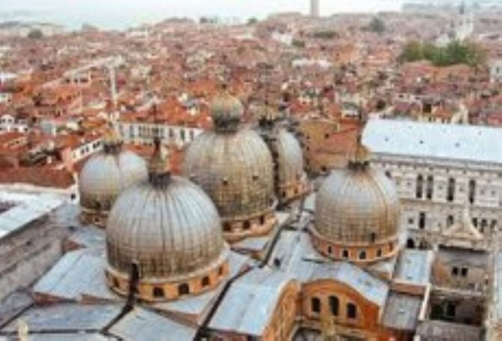 憧れのハネムーンは、美しい街並みのイタリア・ヴェネツィアが人気。特別な思い出になること間違いなしです。軽井沢の洗練された結婚式の後は、ヨーロッパの絶景へ！おすすめの滞在都市やモデルコースをご紹介。