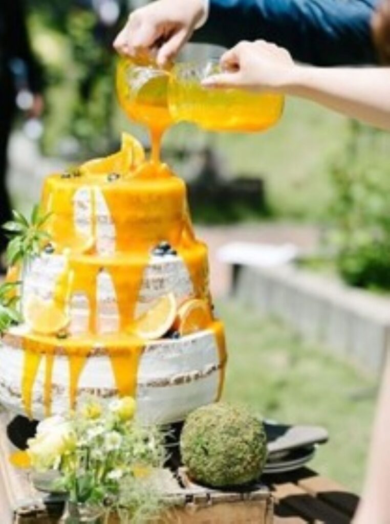 ガーデンウェディングにぴったりのネイキッドケーキ。とろりとソースをかけて仕上げる演出は、ゲストとの写真タイムに大人気！軽井沢の自然の中で、思い出に残るオリジナルウェディングケーキをご提案します。