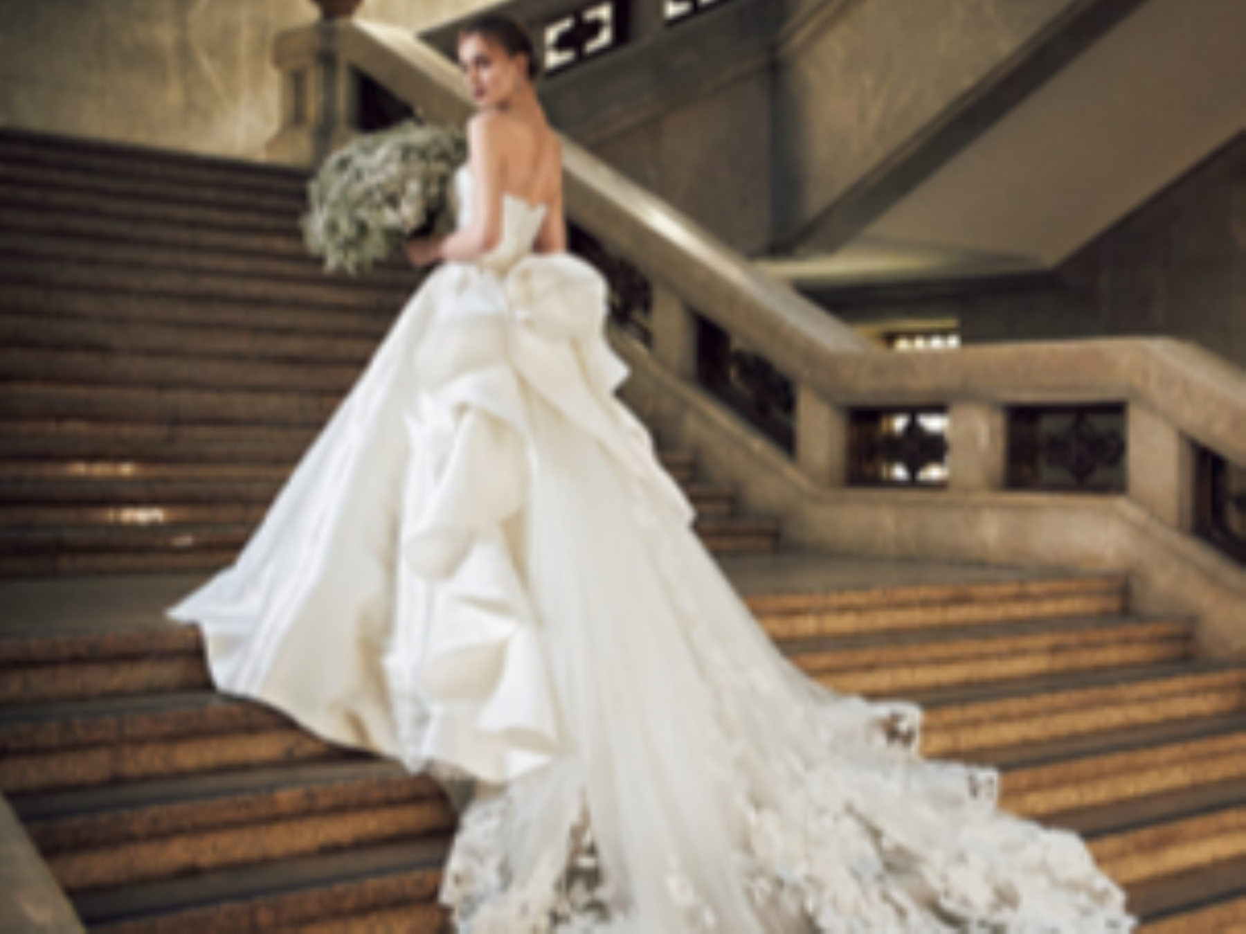 トレーンの美しいドレスは、階段やバージンロードでのバックスタイルを華やかに演出。レンタルか購入か、運命の一着に出会うための選び方を軽井沢のウェディングプランナーがサポートします。