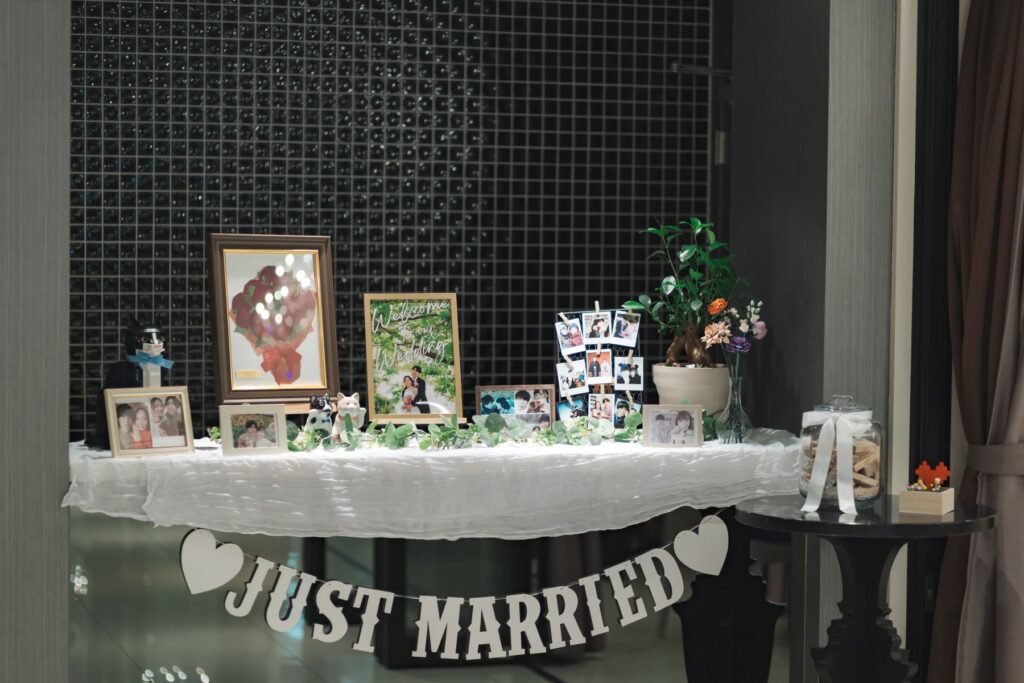 お二人らしさが光るウェルカムスペースでゲストをお迎え。フォトフレームやグリーン、そして手作りの装飾が、特別な一日の始まりを演出します。