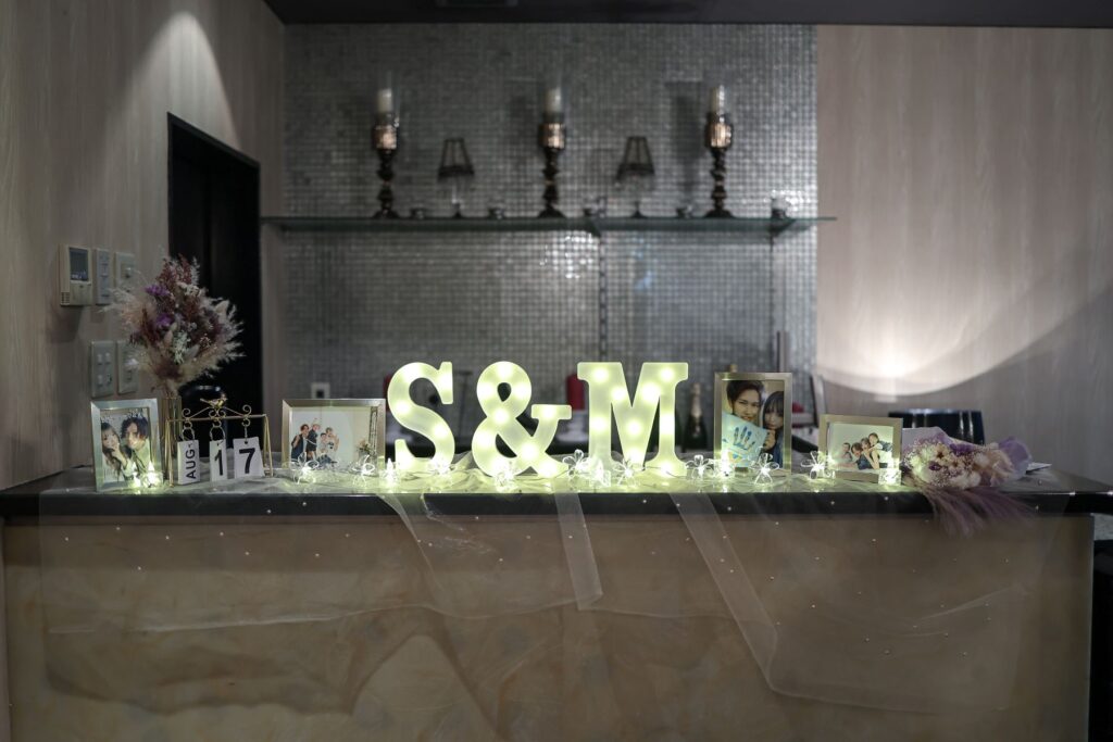 温かみある装飾が迎えるアネーリ軽井沢のエントランス。おふたりらしさを大切にした上質なウェディングが叶います。