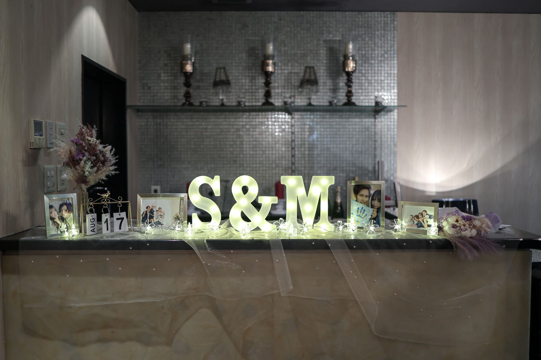 温かみある装飾が迎えるアネーリ軽井沢のエントランス。おふたりらしさを大切にした上質なウェディングが叶います。