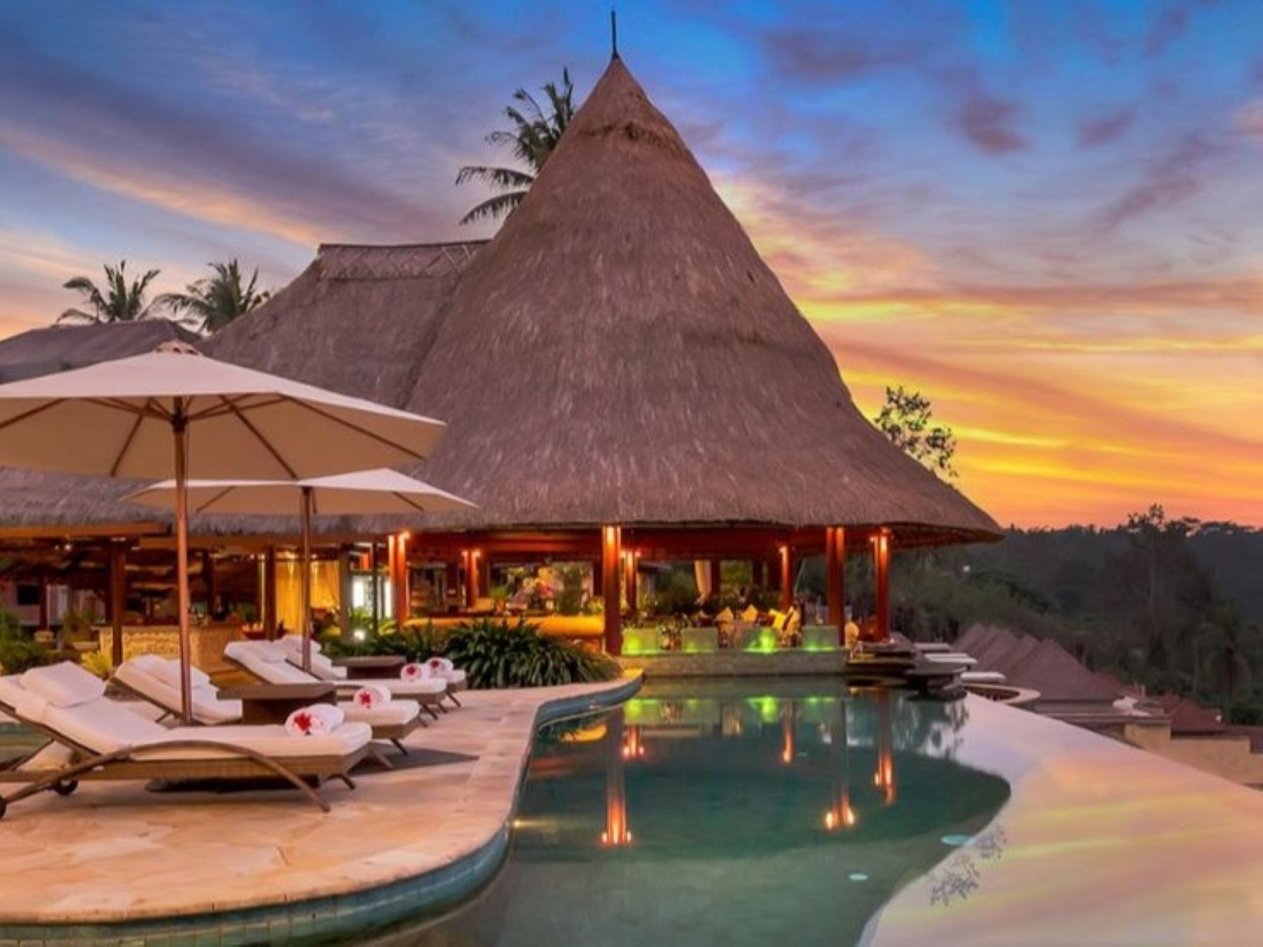 バリ島のサンセットとインフィニティプールが織りなす極上のリゾート空間。贅沢なプライベートタイムを満喫し、心ゆくまで癒やされてみませんか。
