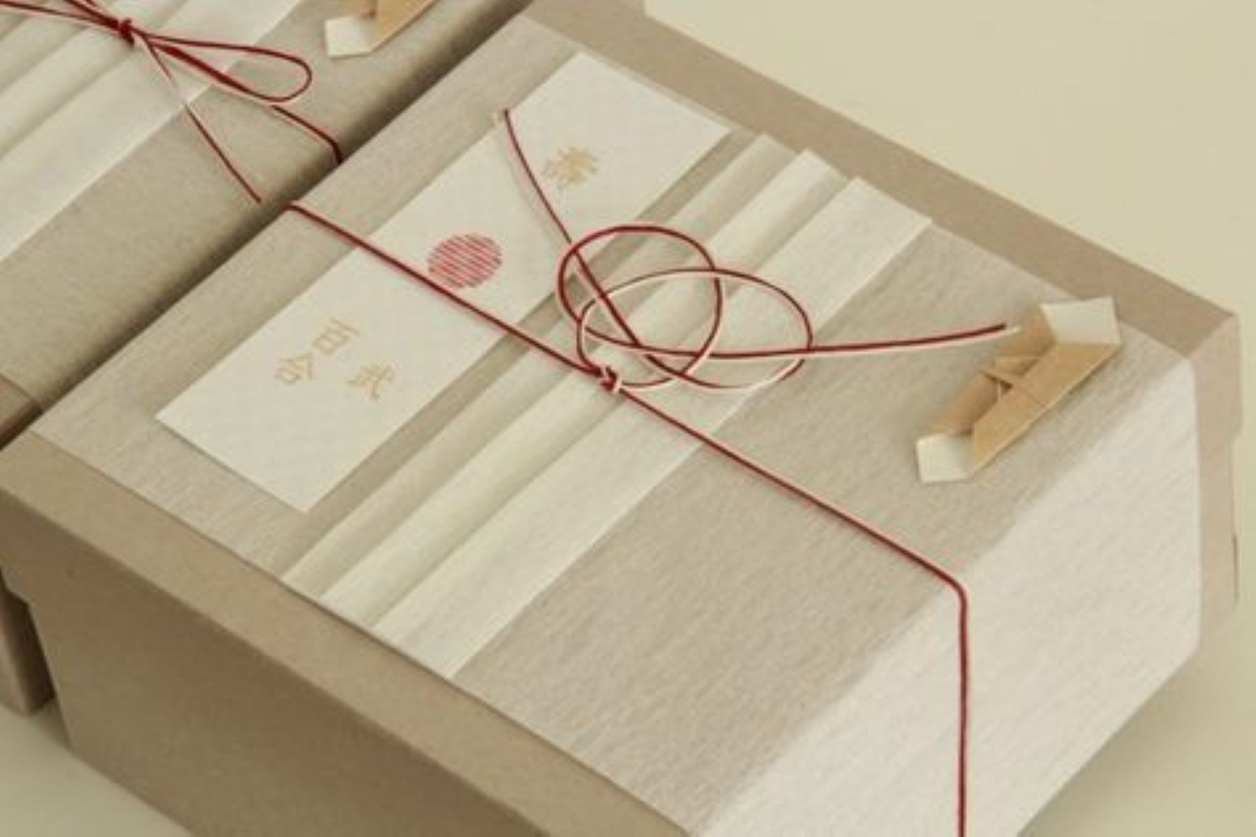 水引やお熨斗にまでこだわった、上品な和モダンラッピング。ゲストへの感謝と心遣いを形にする引出物は、軽井沢ウェディングのおもてなしの仕上げです。失敗しない引出物の選び方やマナーをご紹介。