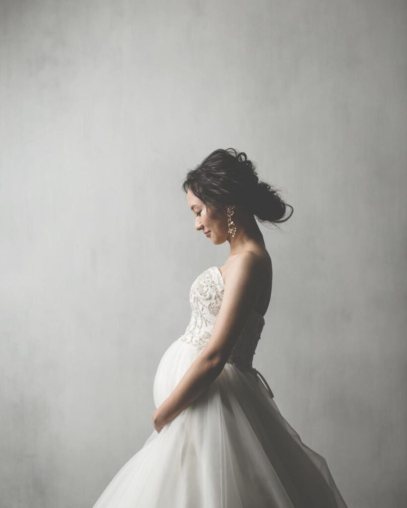 お腹の赤ちゃんと一緒に迎える特別な一日。体調や時期に合わせて、無理なく美しく着こなせるウェディングドレスをご提案します。軽井沢での「マタ婚」を叶えるための衣装選びのポイントを徹底ガイド。