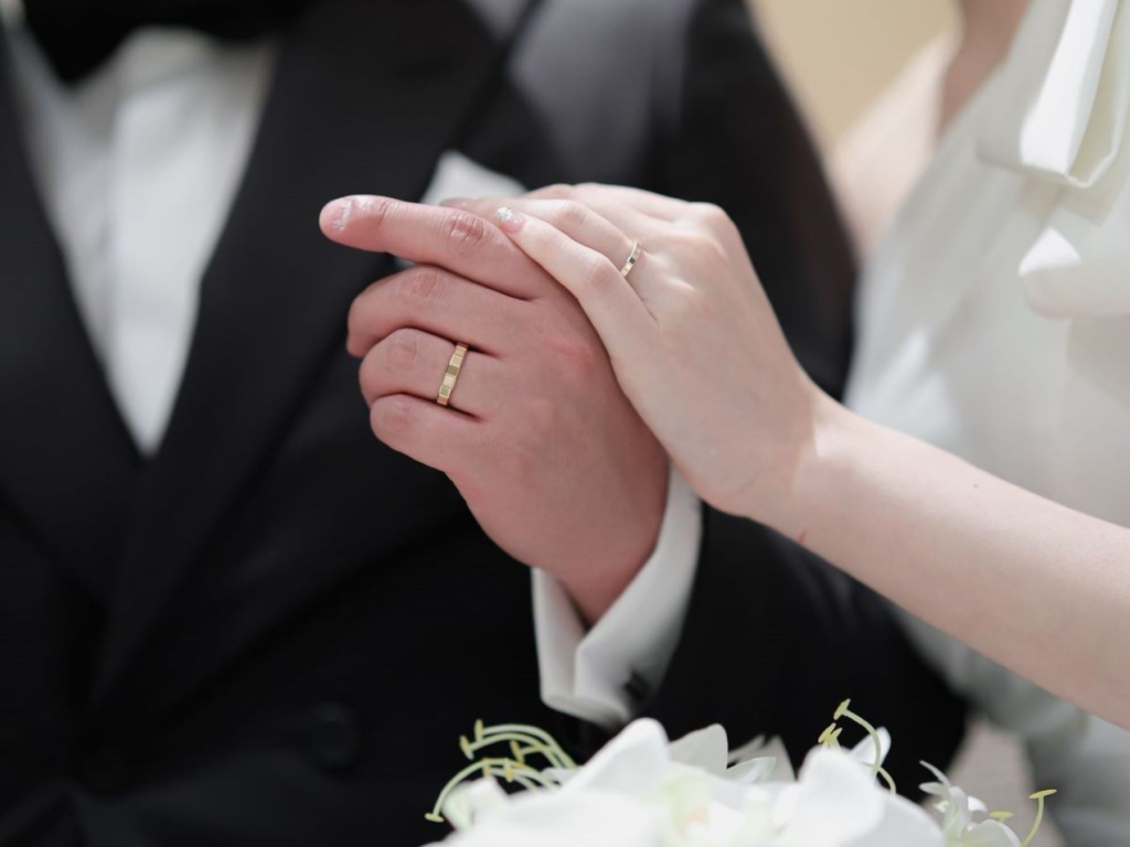 永遠の愛を誓う証。お二人が選んだマリッジリングが指元で輝き、誓いの瞬間をより深く印象的に。人生の特別な一日の思い出を、手元ショットで残しませんか。