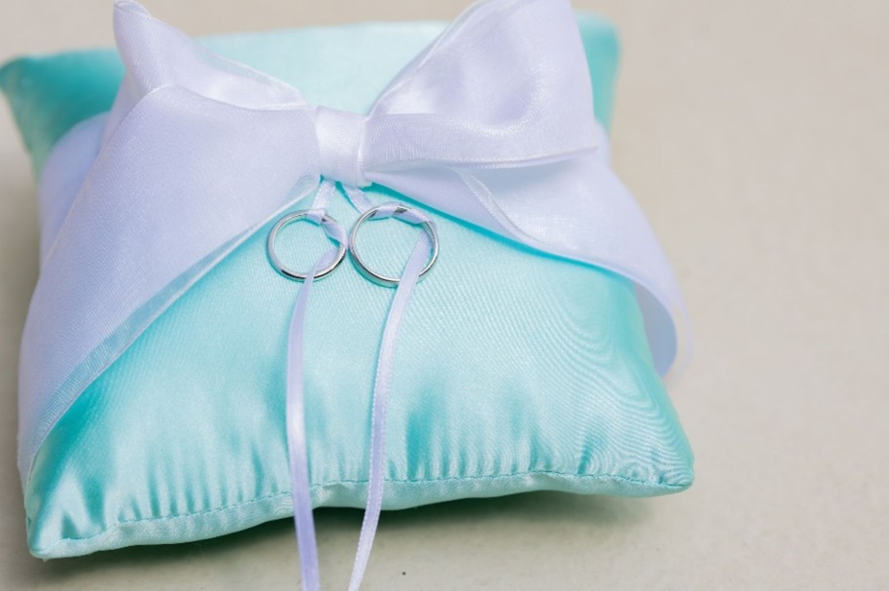 挙式後も想い出の品として大切にできるリングピロー。特別な色（ティファニーブルー）を選び、サステナブルな未来へ誓いを込めます。お二人のこだわりに寄り添った、軽井沢での誓いの瞬間をアネーリ軽井沢で。