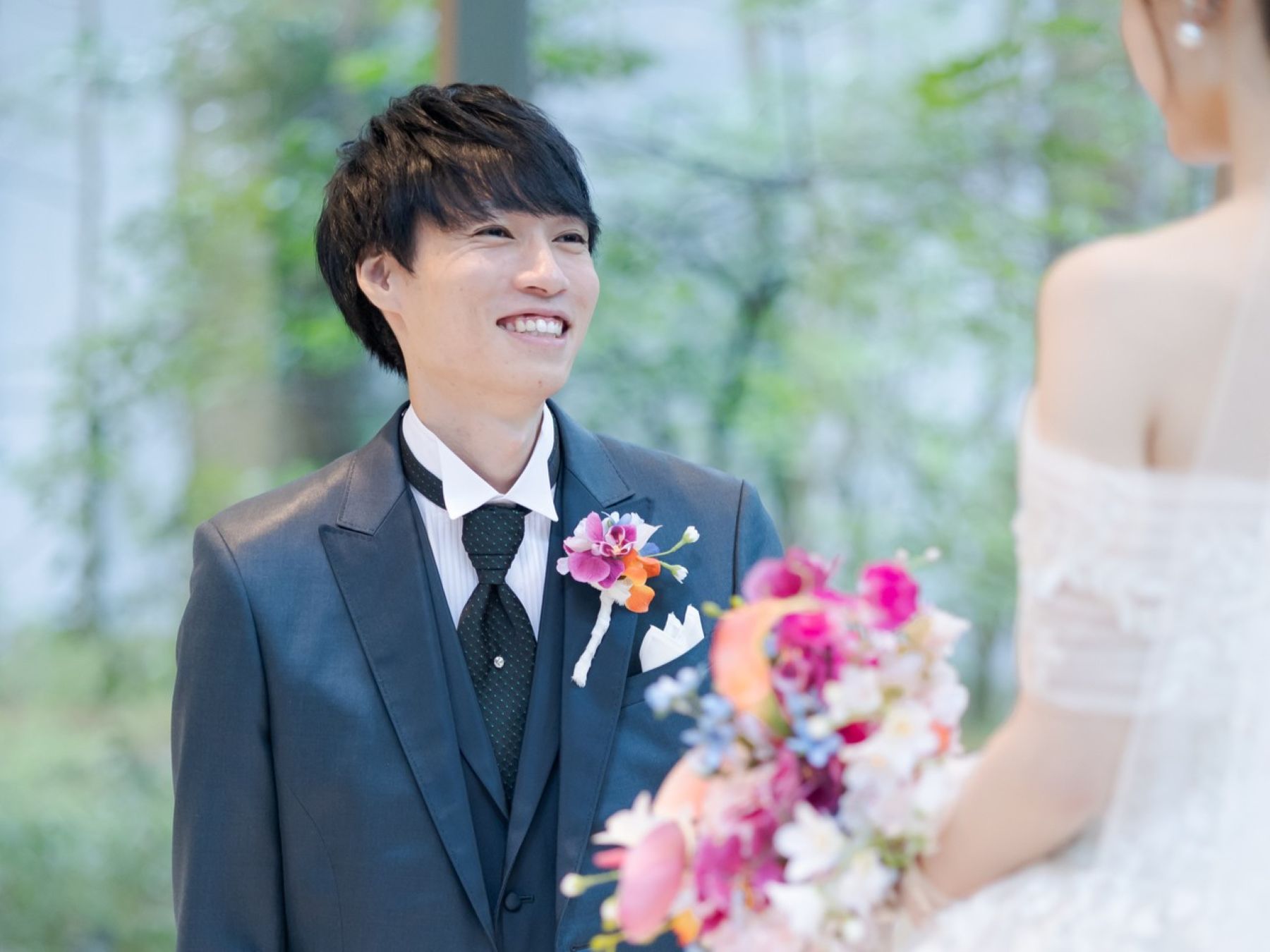 人生最高の瞬間は、自信に満ちた笑顔で。タキシードを格好良く着こなすためのブライダルダイエットをサポートします。軽井沢の自然光が、準備を頑張った新郎様の晴れやかな表情を一層輝かせます。