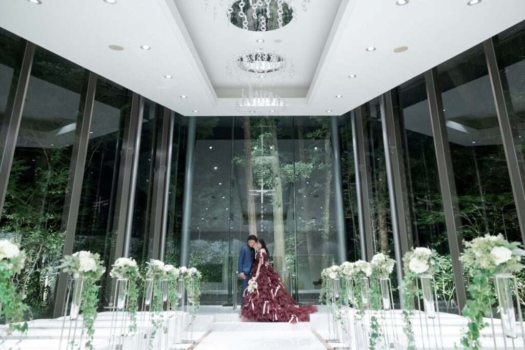 【アネーリ軽井沢】自然光が降り注ぐガラスのチャペル。軽井沢の豊かな森に囲まれ、特別な一日に。シックなドレスも映える洗練された空間で、思い出に残る感動的な挙式を叶えます。