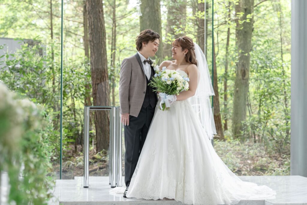 森に包まれたチャペルで微笑み合うおふたりの姿が、特別な一日をより温かく彩ります。軽井沢ならではの自然美に寄り添う、心に残るウェディングシーンです。