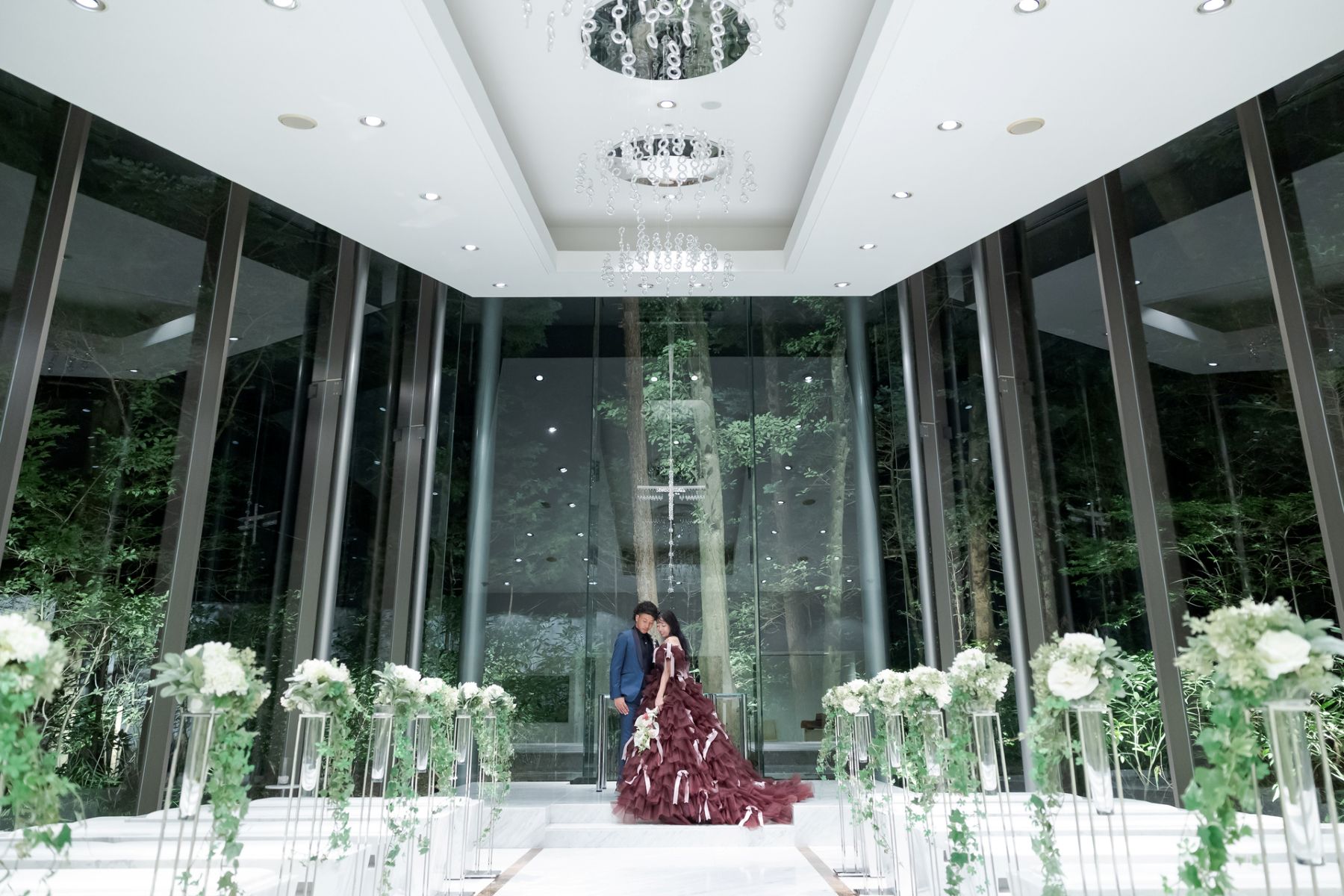 【アネーリ軽井沢】自然光が降り注ぐガラスのチャペル。軽井沢の豊かな森に囲まれ、特別な一日に。シックなドレスも映える洗練された空間で、思い出に残る感動的な挙式を叶えます。