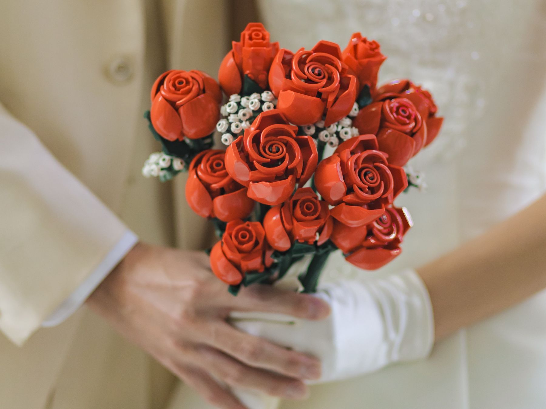 鮮やかな赤いローズのブーケが、花嫁の想いと幸せを象徴する一枚。純白のドレスとのコントラストが美しく、挙式シーンをより印象的に演出します。細部までこだわった装花が、特別な一日を彩ります。