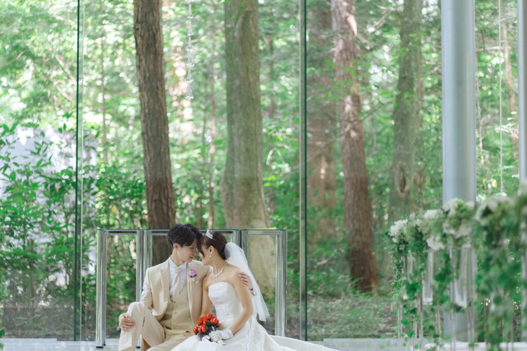 軽井沢の豊かな緑に包まれたチャペルで叶う、自然光あふれる特別な一枚。森の静けさと透明感ある空間が、ふたりの笑顔をより優しく引き立てる人気の前撮りスポットです。