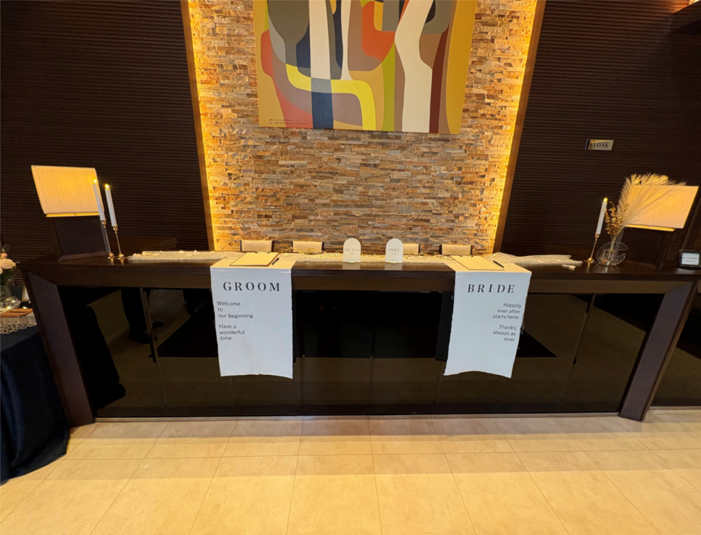 アートや石壁と調和した受付案内は、ウェルカムスペースの主役です。おしゃれな垂れ幕は、ゲストへの心遣いと軽井沢ウェディングの洗練された雰囲気を両立。ゲストの目を引く受付の装飾アイデアをご紹介。