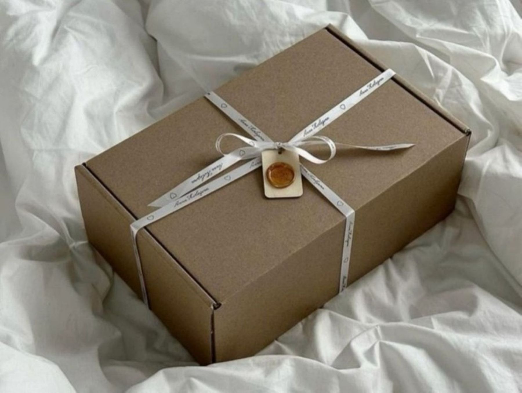 指輪にとらわれず、想いを大切にする婚約スタイルが増えています。軽井沢の穏やかな時間と美しい景色の中で交わす約束は、何にも代えがたい宝物に。アネーリ軽井沢が、心に残る特別な瞬間をお手伝いします。