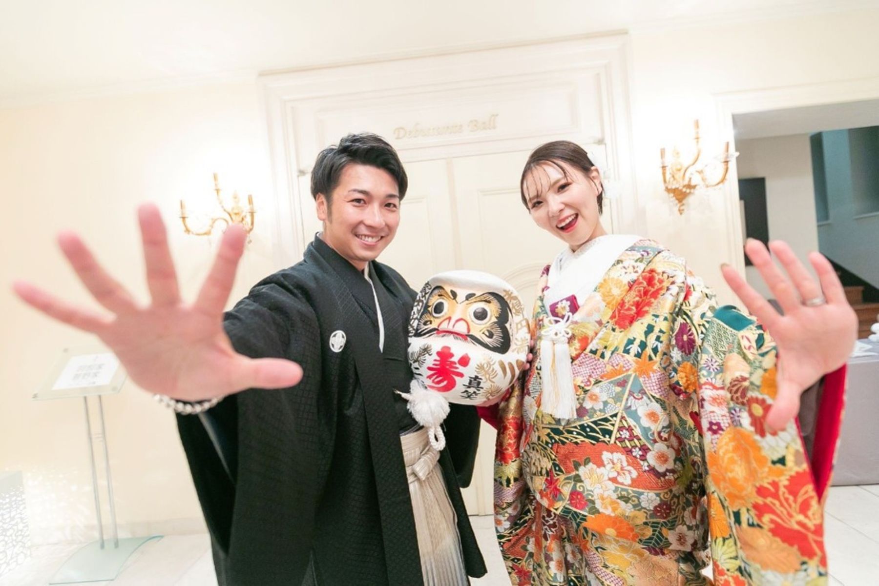 アネーリ軽井沢では、和装を活かした和婚ならではの演出も人気です。だるまや和小物を取り入れたフォトシーンや、ゲスト参加型の演出で温かな一体感を演出。軽井沢の洗練された空間で、伝統と現代が調和する特別な結婚式が叶います。