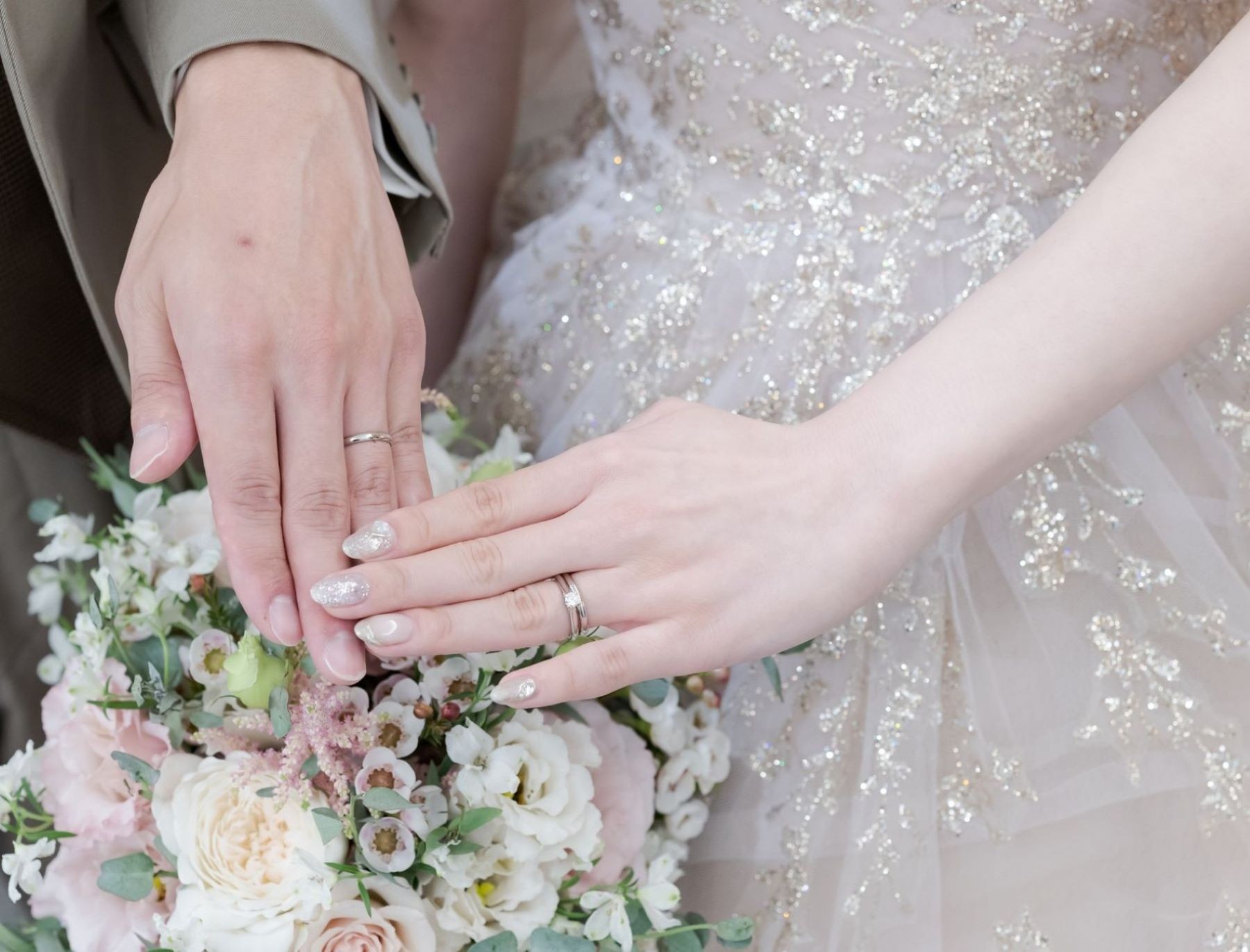 結婚指輪を交換する挙式の感動的な瞬間。プロポーズで贈られた婚約指輪を重ねる「エンゲージカバーセレモニー」が人気です。軽井沢での誓いをより特別にする指輪の活用方法をご紹介。