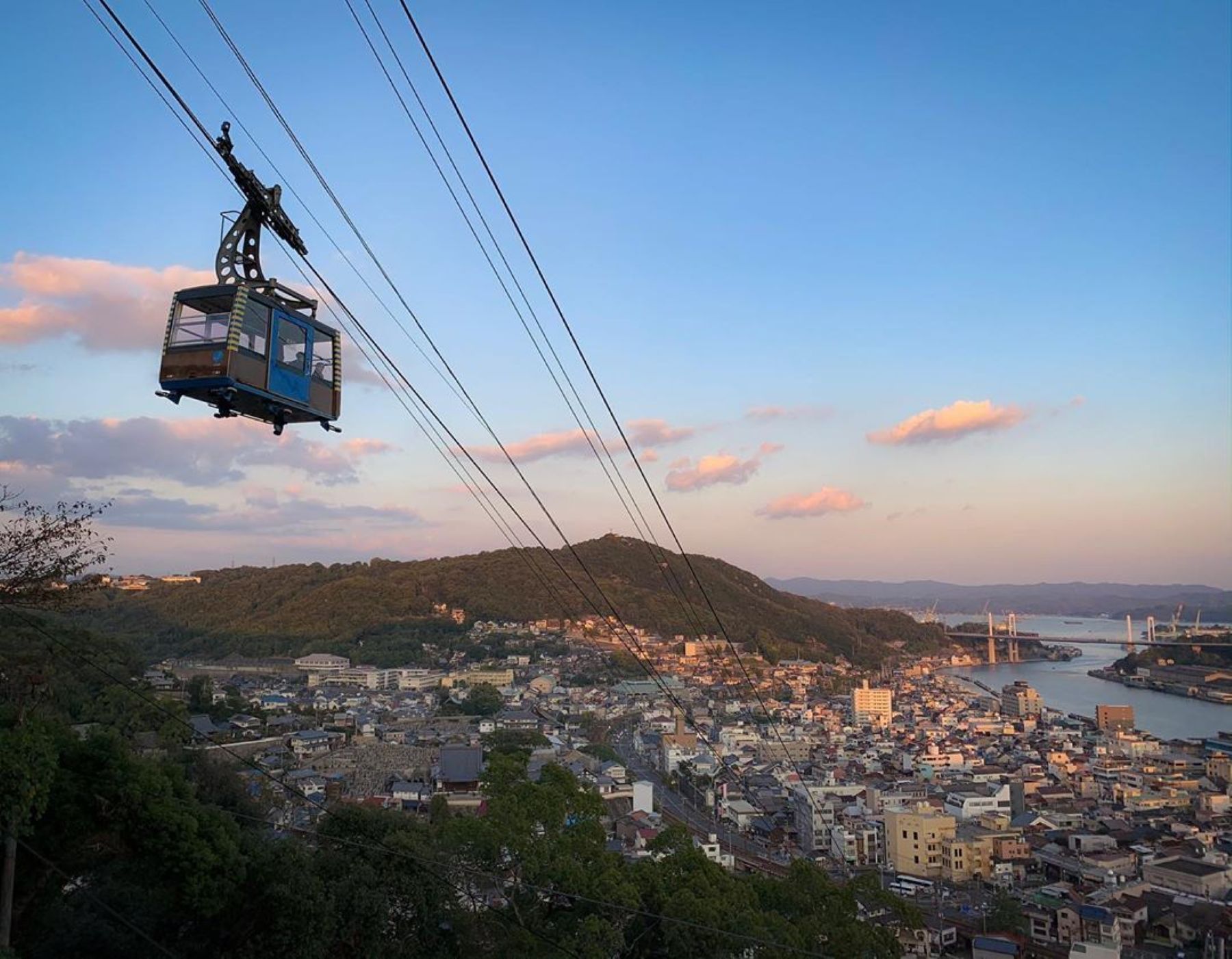 中国・四国地方には、瀬戸内を望む前撮り撮影スポットが満載。情緒ある街並みや夕刻の空をバックに、旅するようなフォトウェディングを。軽井沢とは異なる開放的なロケーションの魅力とおすすめ地点をプロが厳選紹介！