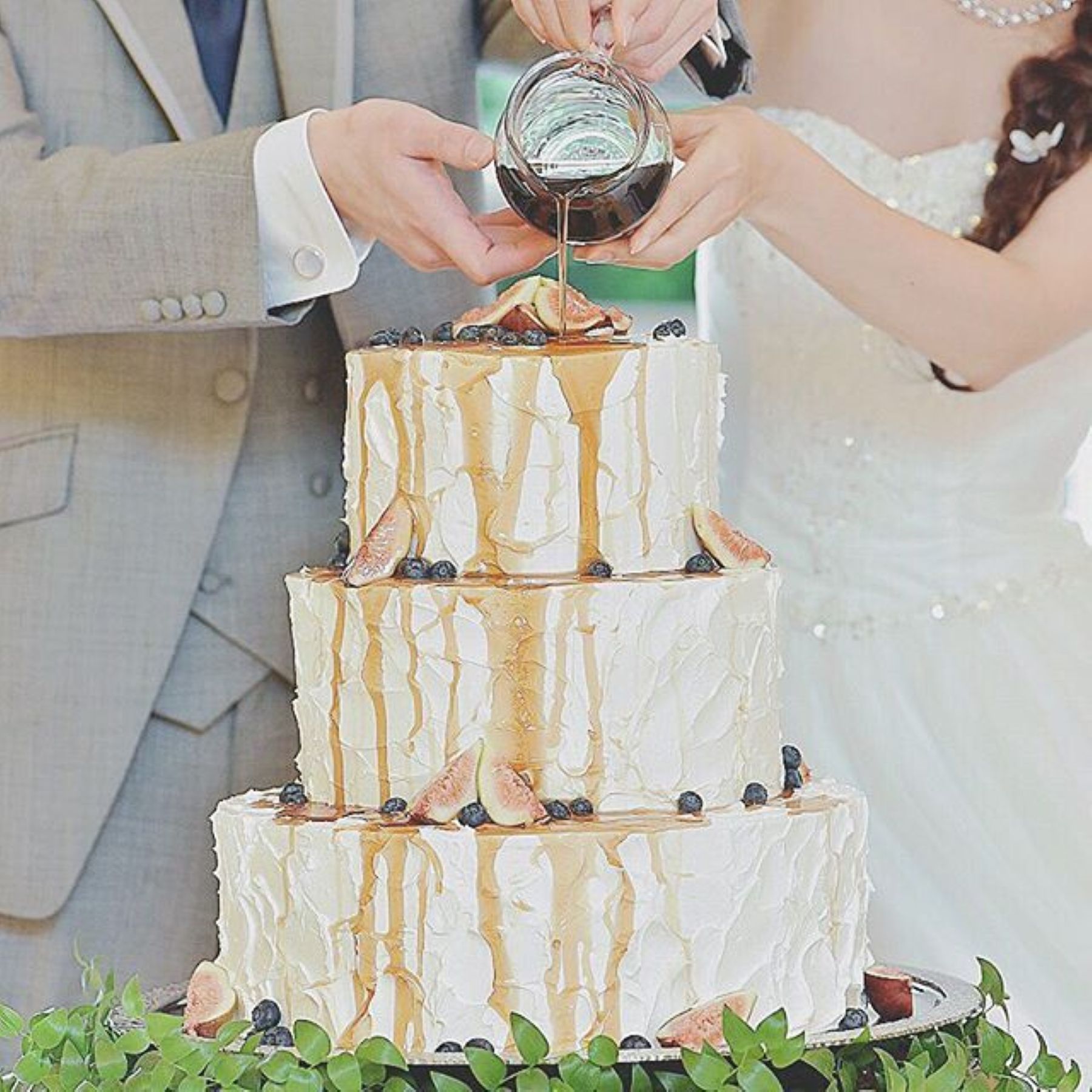 ベリーやいちじくを飾ったネイキッドケーキに、キャラメルソースをかける演出は、ゲストの注目度No.1！軽井沢の自然に映えるおしゃれなオリジナルケーキで、最高の写真タイムを。ドリップケーキのデザインについてご紹介。