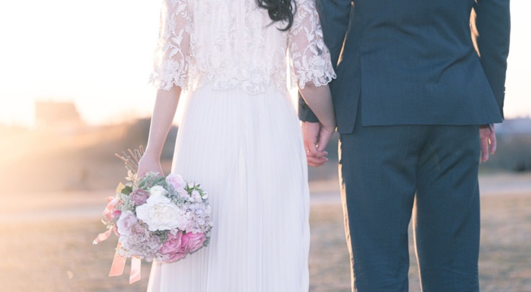 夕日の柔らかな光に包まれたおふたりの後ろ姿が、これからの人生を共に歩む始まりを象徴します。手元のブーケも美しく、ロケーション前撮りの魅力を伝える一枚です。