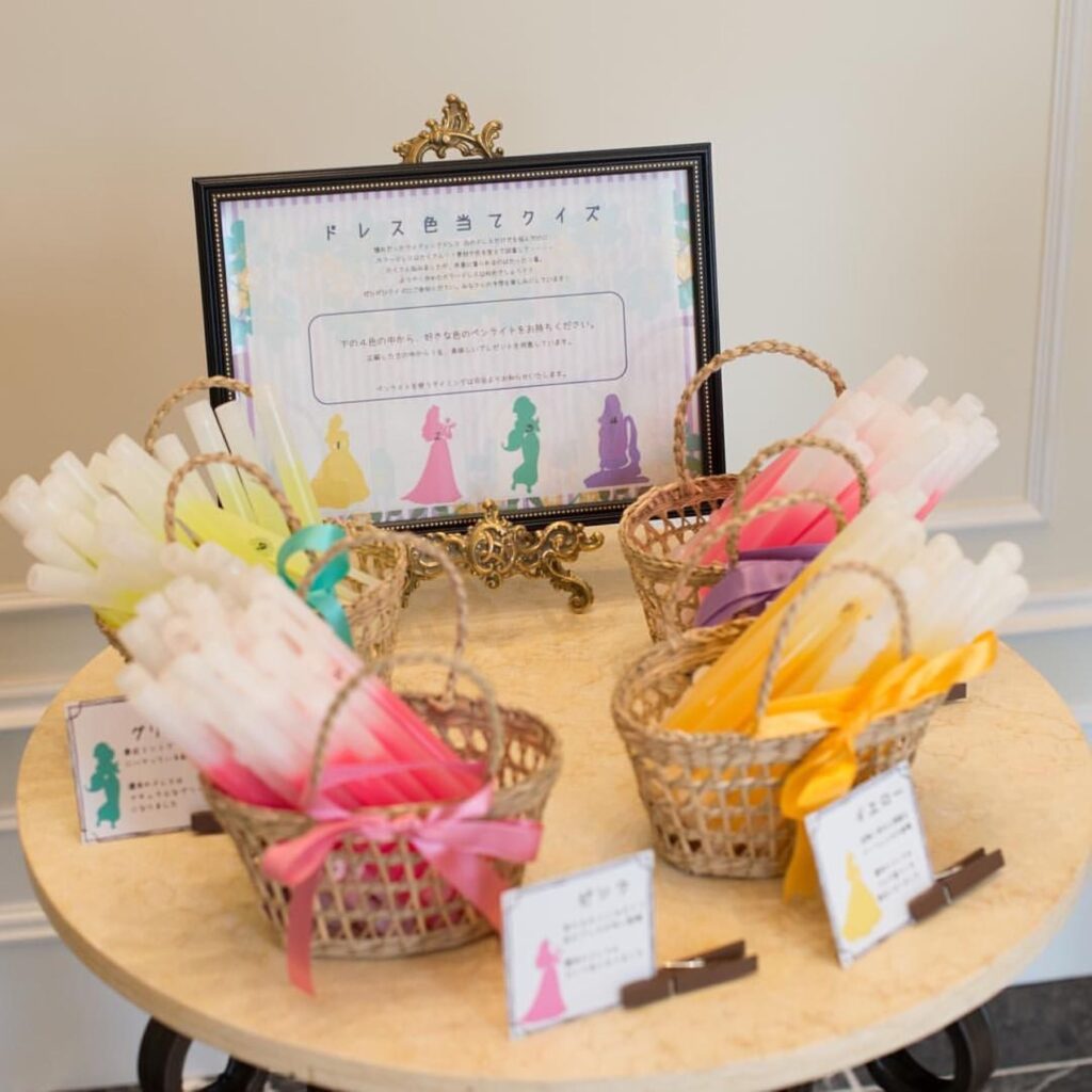 受付近くのウェルカムスペースは、お二人らしい雰囲気作りの要。前撮り写真や装花で華やかに飾れば、軽井沢ウェディングへの期待感が高まります。ゲストの印象に残る受付の装飾アイデアをご紹介。