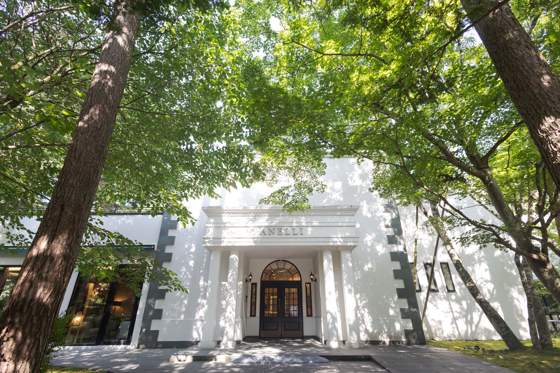 「遠方は失礼？」という悩みも、軽井沢なら特別な体験に。アネーリ軽井沢の豊かな緑に包まれた滞在は、日頃の感謝を伝える贅沢な時間となります。旅行気分で楽しんでもらうための招待のコツとおもてなしを詳しくご紹介。「軽井沢 結婚式 宿泊 招待」