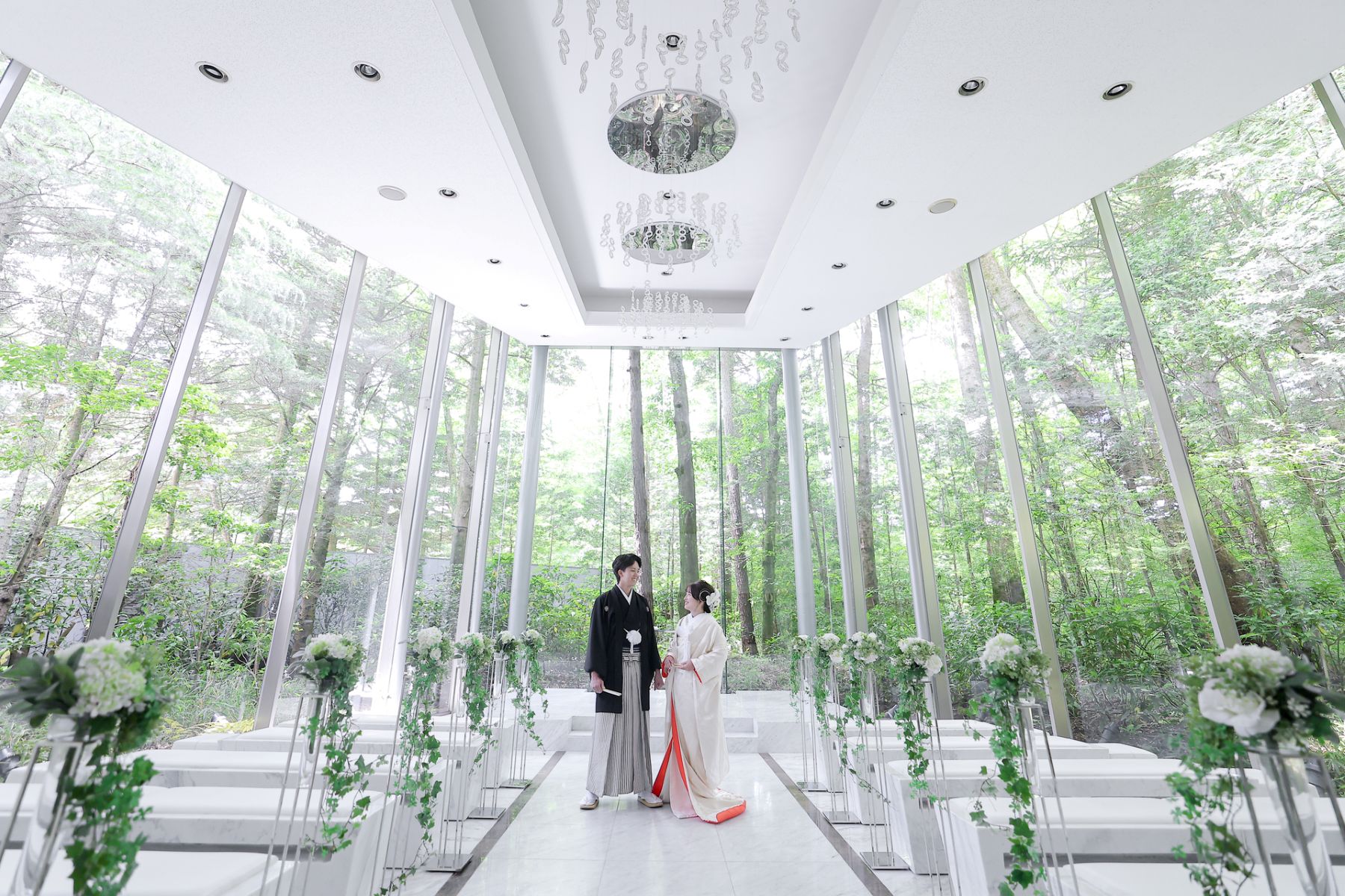 チャペル装花が、清らかな誓いのシーンをより印象的に演出。シンプルで洗練されたデザインが、家族婚にもふさわしい上質な空間を叶えます。