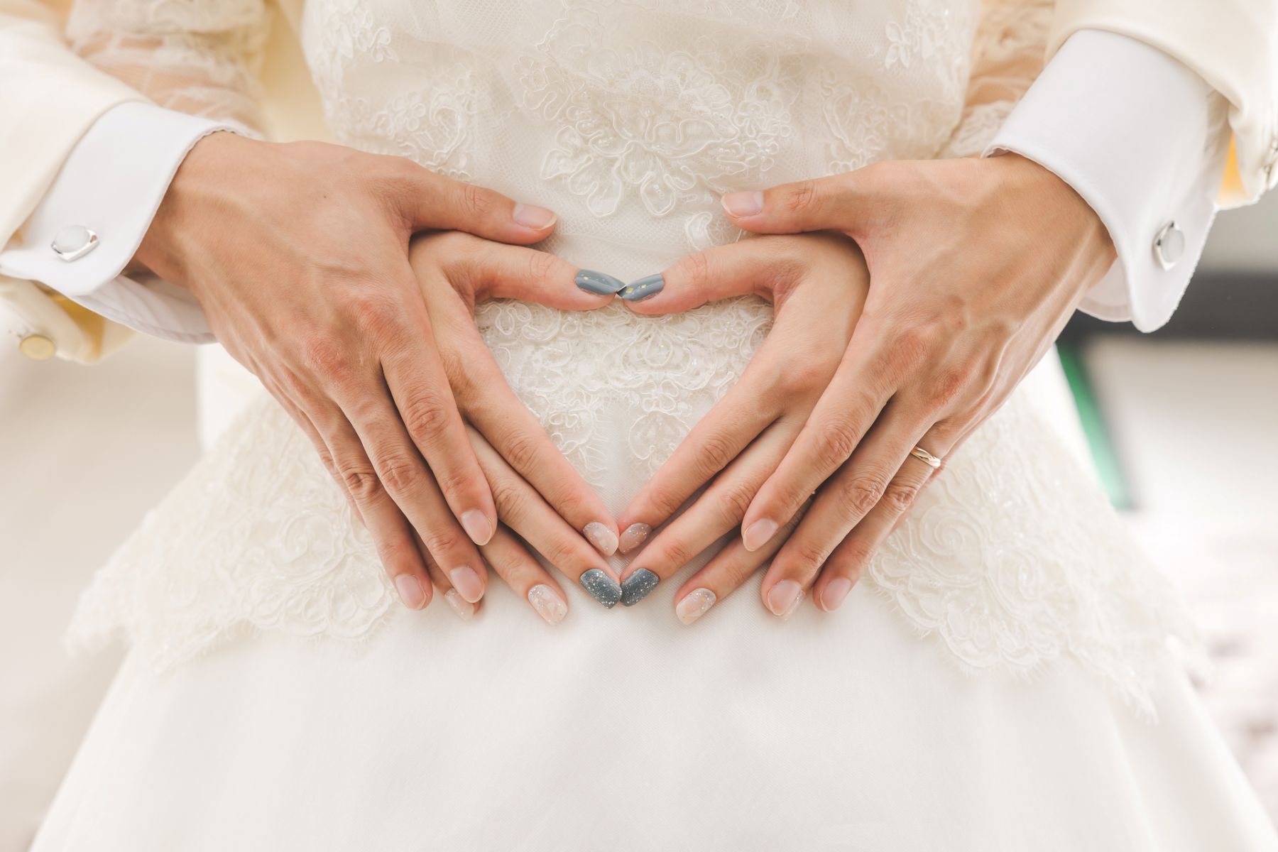 お腹にそっと手を添えるしぐさが印象的な、マタニティウエディングならではの一枚。アネーリ軽井沢では、妊娠中の花嫁様の体調や想いに寄り添い、家族のはじまりを大切にした結婚式をご提案しています。