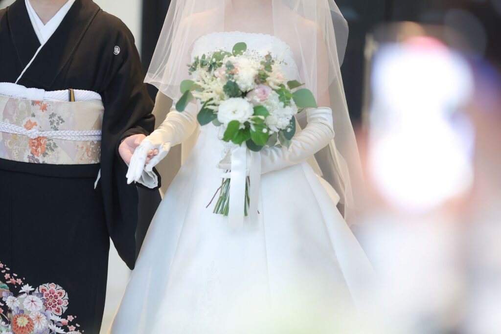 白を基調にグリーンを添えたナチュラルブーケが、和装とドレスを美しくつなぐ一枚。アネーリ軽井沢では、お衣裳や挙式スタイルに合わせた装花で、統一感のある上質な結婚式空間を演出します。