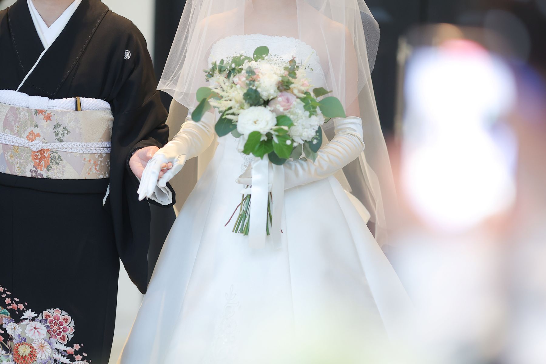 白を基調にグリーンを添えたナチュラルブーケが、和装とドレスを美しくつなぐ一枚。アネーリ軽井沢では、お衣裳や挙式スタイルに合わせた装花で、統一感のある上質な結婚式空間を演出します。