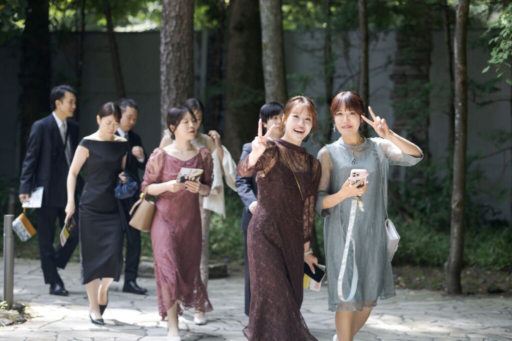 リゾート婚で悩む交通費や宿泊費の負担。アネーリ軽井沢では、ゲストが喜ぶおもてなしと予算のバランスを考えた最適な形をプロがアドバイスします。遠方の方も安心して招待できるマナーのコツを詳しく解説！「軽井沢 結婚式 交通費」「宿泊費 負担 相場」