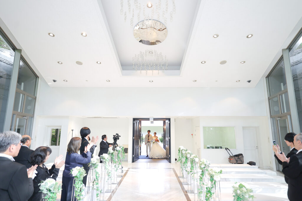 ゲストの祝福と拍手に包まれ、光溢れるチャペルを退場する挙式のクロージングシーン。軽井沢での感動的なフィナーレは、ゲストへ感謝を伝える最高の演出です。心に響く挙式演出のアイデアをご紹介。