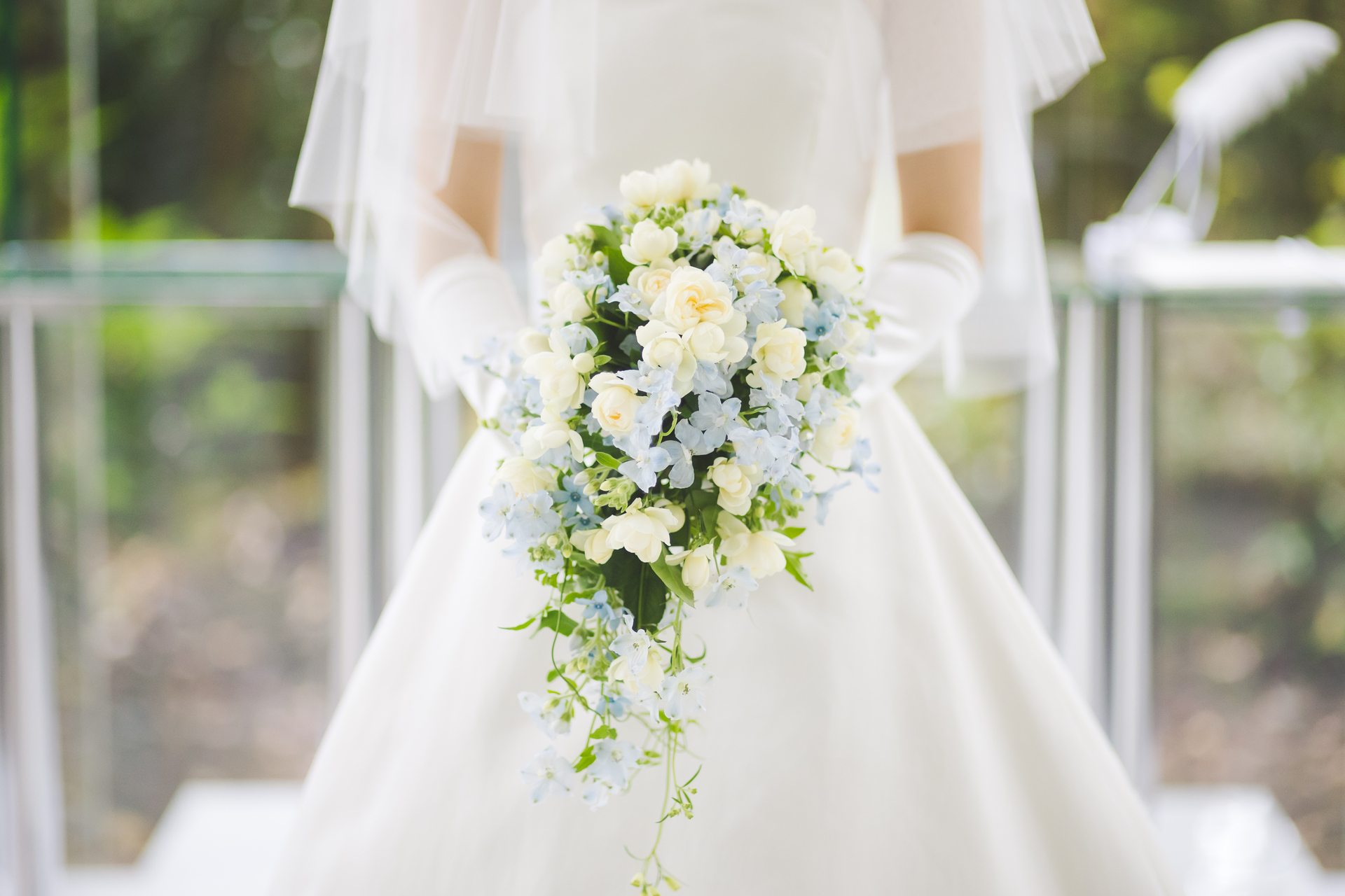 柔らかな光に包まれた軽井沢のチャペルで、花嫁様の想いを束ねたナチュラルブーケ。白と淡いブルーの花々が、清らかな誓いの瞬間をより美しく彩ります。自然と調和する上質なウェディングフラワー。