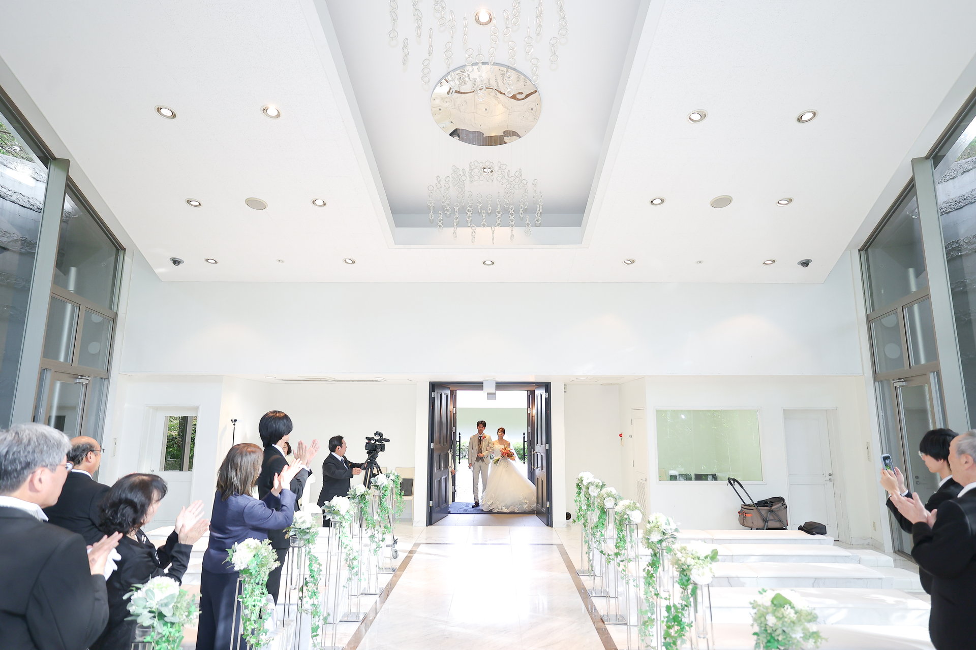 ゲストの祝福と拍手に包まれ、光溢れるチャペルを退場する挙式のクロージングシーン。軽井沢での感動的なフィナーレは、ゲストへ感謝を伝える最高の演出です。心に響く挙式演出のアイデアをご紹介。