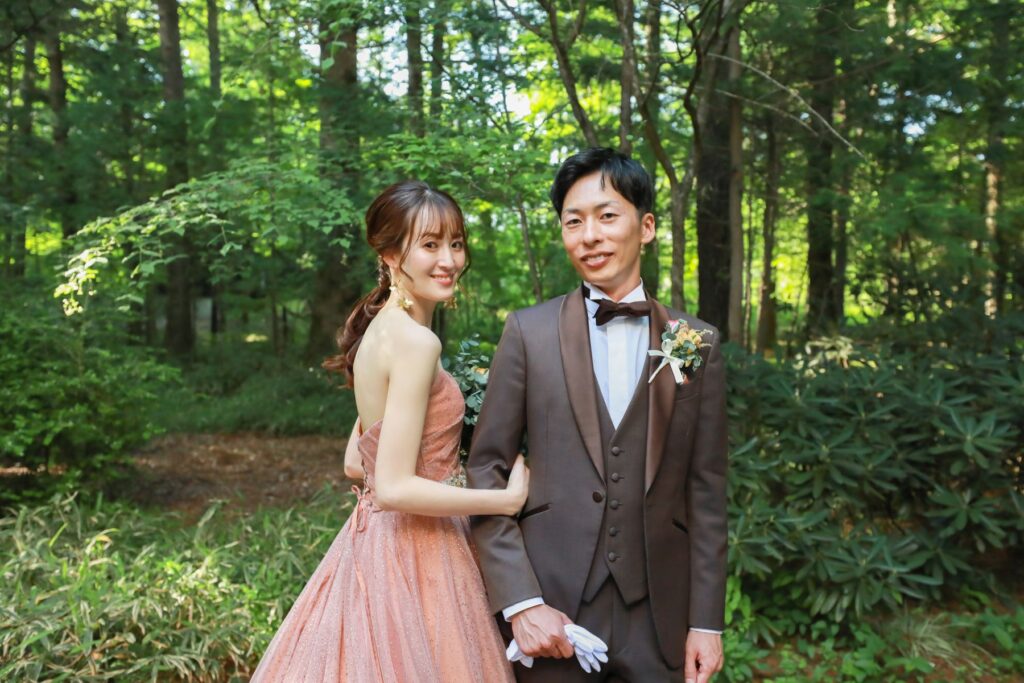 遠方からでも安心して準備できる軽井沢ウエディング。オンラインや電話での打ち合わせが可能で、衣裳や挙式の希望も丁寧にサポート。実際の体験談をご紹介します。