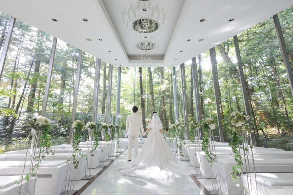 光と緑に包まれたアネーリ軽井沢のチャペルなら、二人だけでも寂しくない、温かな挙式が叶います。周囲を気にせず誓いに集中できる少人数ウェディングの魅力や、心に残る時間の過ごし方をプロが伝授。「二人だけ 結婚式 軽井沢」「少人数 挙式 メリット」