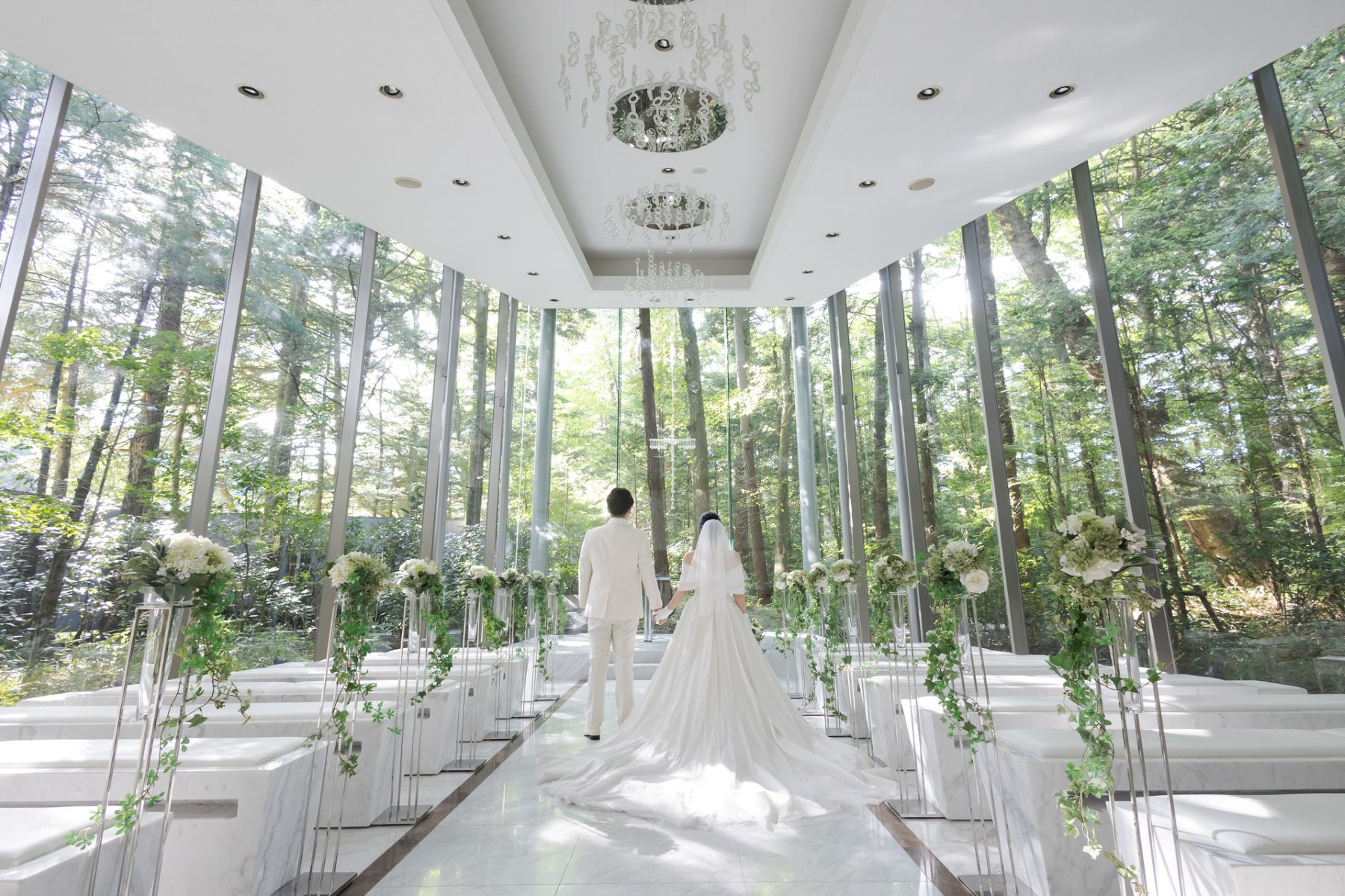 光と緑に包まれたアネーリ軽井沢のチャペルなら、二人だけでも寂しくない、温かな挙式が叶います。周囲を気にせず誓いに集中できる少人数ウェディングの魅力や、心に残る時間の過ごし方をプロが伝授。「二人だけ 結婚式 軽井沢」「少人数 挙式 メリット」