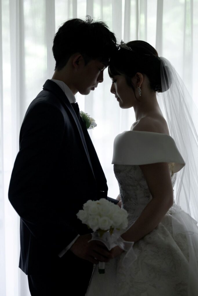 寒さが心配な冬の軽井沢ウェディングも、全館全天候型のアネーリ軽井沢なら安心。温もりのある石造りのチャペルで、光に包まれた特別な時間を過ごせます。ゲストへの防寒対策や移動の注意点など、冬婚を成功させる秘訣をご紹介！「軽井沢 冬 結婚式 注意点」「冬婚 防寒 おもてなし」