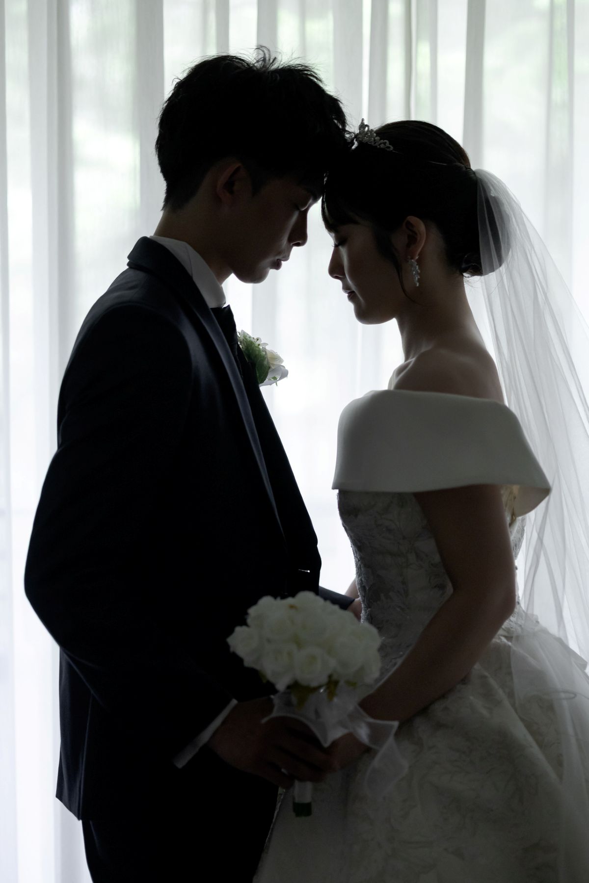 寒さが心配な冬の軽井沢ウェディングも、全館全天候型のアネーリ軽井沢なら安心。温もりのある石造りのチャペルで、光に包まれた特別な時間を過ごせます。ゲストへの防寒対策や移動の注意点など、冬婚を成功させる秘訣をご紹介！「軽井沢 冬 結婚式 注意点」「冬婚 防寒 おもてなし」