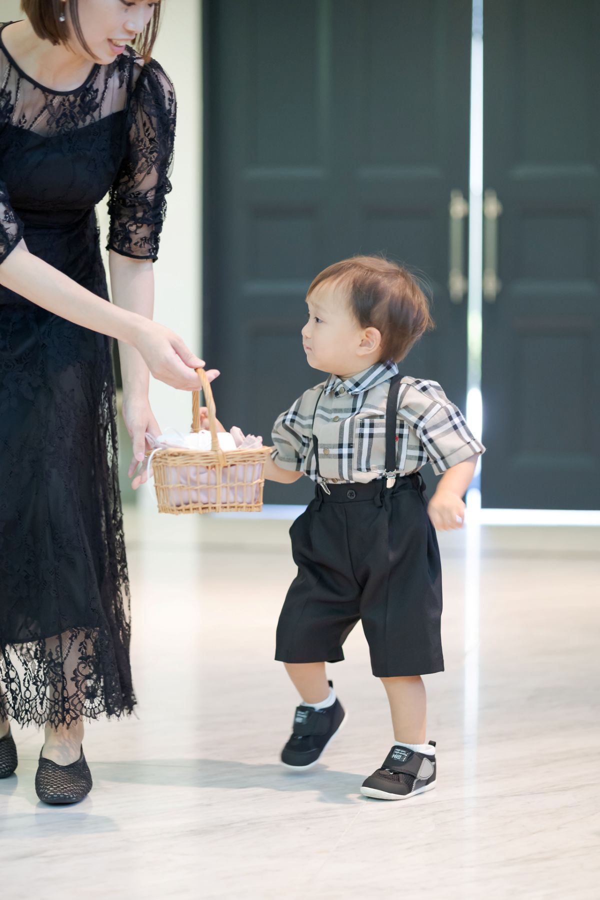 アネーリ軽井沢では車いす貸出やキッズルーム完備など、全世代が快適に過ごせる環境を整えています。お子様連れや年配の方への細やかな配慮は、多くの新郎新婦様から感謝の声を頂く私たちの誇りです。安心のおもてなしをカタチに。